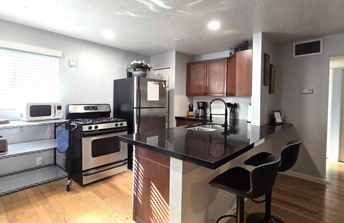 Encanto House | Inviting Mid Town 2 Bdrm Marvel: Breakfast Included