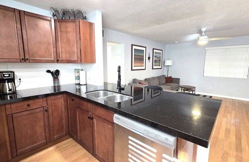 Encanto House | Inviting Mid Town 2 Bdrm Marvel: Breakfast Included