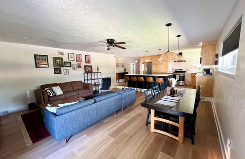 Norman House | Mid-West Mod-1 mile to OU-Central Norman-Sleeps 16