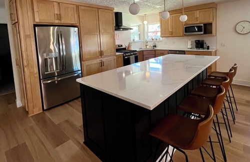 Norman House | Mid-West Mod-1 mile to OU-Central Norman-Sleeps 16