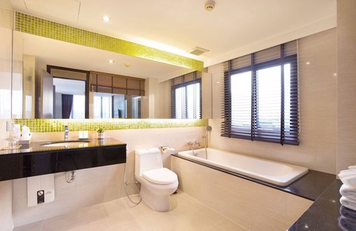 Bang Kra So Hotel | Discover Mida Hotel Ngamwongwan: A Family-Friendly Retreat