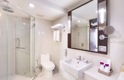Bang Kra So Hotel | Discover Mida Hotel Ngamwongwan: A Family-Friendly Retreat