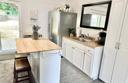 Greenburg House | Inviting Home Near Washington Square – Pet Friendly & Family-Ready!