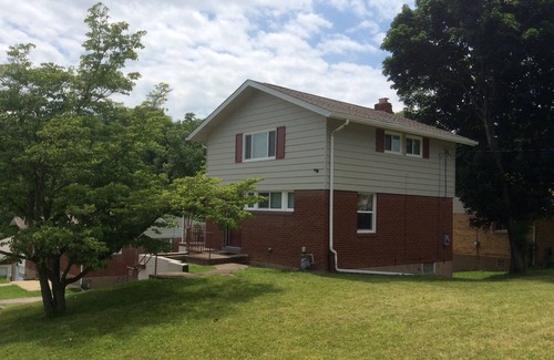Level Green House | Renovated Home with Kitchen and Breakfast, Rated 9.4/10