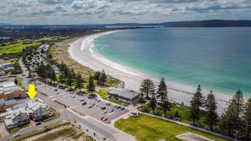 Middleton Beach House | Beachfront Bliss at Midd's - Family-Friendly Retreat