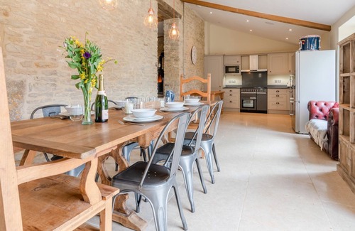Dyrham Cottage | Middle Barn: Ideal Retreat for 6 with Family-Friendly Amenities