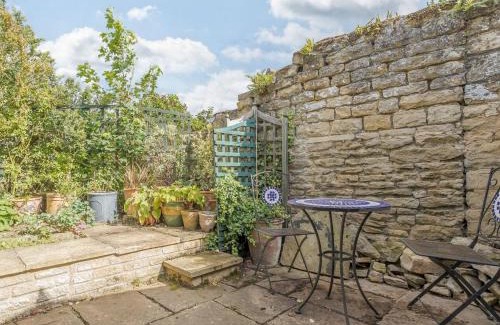 Easton on the Hill House | Pet-Friendly Middle Cottage: Rated 9/10 by Guests