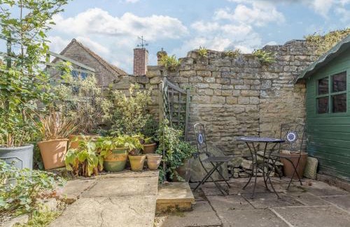 Easton on the Hill House | Pet-Friendly Middle Cottage: Rated 9/10 by Guests