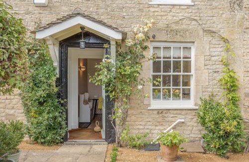 Easton on the Hill House | Pet-Friendly Middle Cottage: Rated 9/10 by Guests