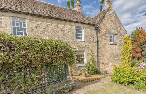 Easton on the Hill House | Pet-Friendly Middle Cottage: Rated 9/10 by Guests