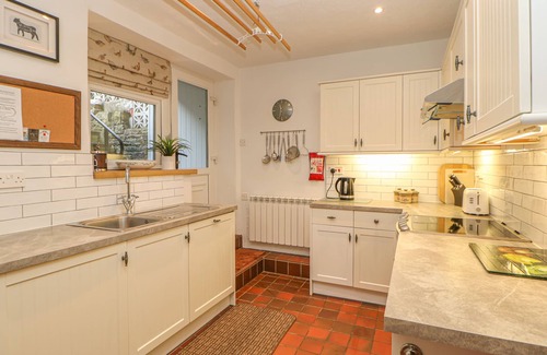 Middleham Cottage | Pet-Friendly Middle Cottage with Breakfast and Family Amenities