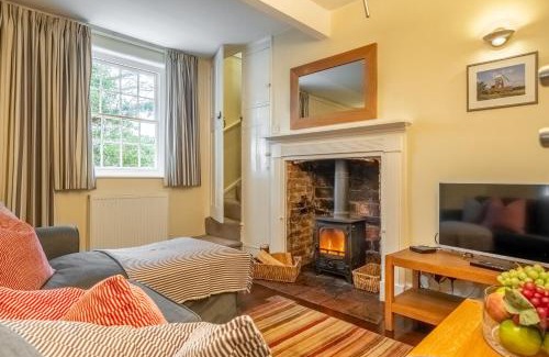Cley next the Sea House | Discover Middle Knoll: Pet and Child Friendly Retreat