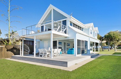 Lake Cathie House | Experience Middle Rock Beach House: Oceanfront Bliss Awaits