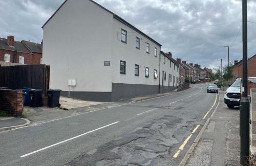 Chesterfield Apartment | Guest Rated Middlecroft: Pet & Child Friendly Retreat