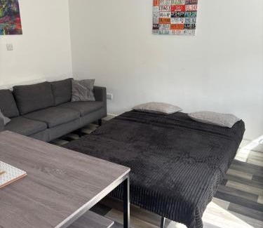 Chesterfield Apartment | Guest Rated Middlecroft: Pet & Child Friendly Retreat