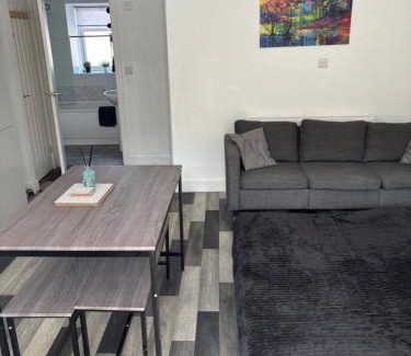 Chesterfield Apartment | Guest Rated Middlecroft: Pet & Child Friendly Retreat