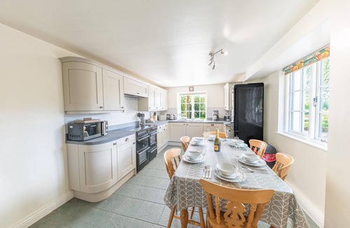 Penny Bridge Cottage | Explore Middlefield Cottage: Family-Friendly Getaway by Lake