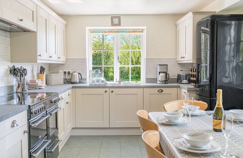 Penny Bridge Cottage | Explore Middlefield Cottage: Family-Friendly Getaway by Lake