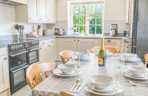 Penny Bridge Cottage | Explore Middlefield Cottage: Family-Friendly Getaway by Lake