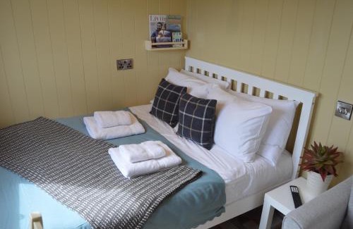 Pickering House | Cozy Holiday Homes with Ocean Views in Newton, UK