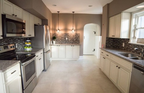 Middletown House | Spacious Middletown Centenarian with Kitchen & Spa Amenities