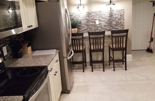 Middletown House | Spacious Middletown Centenarian with Kitchen & Spa Amenities