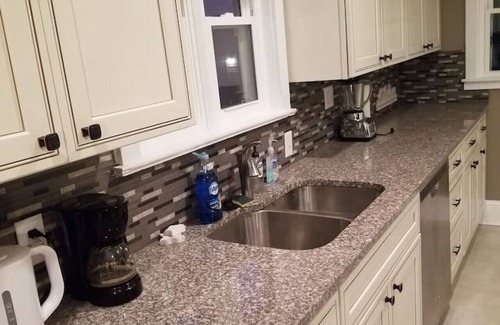 Middletown House | Spacious Middletown Centenarian with Kitchen & Spa Amenities