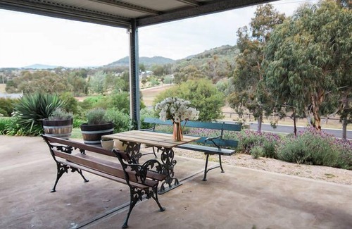 Central Mudgee Cottage | Idyllic Midgee Cottage: Romantic Getaway with Ocean View