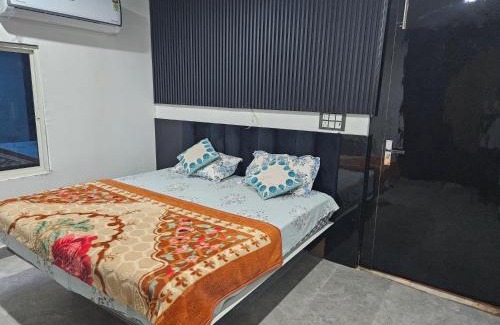 Orchha Apartment | Pet-Friendly Stay at Midnight Black by BnBGuys