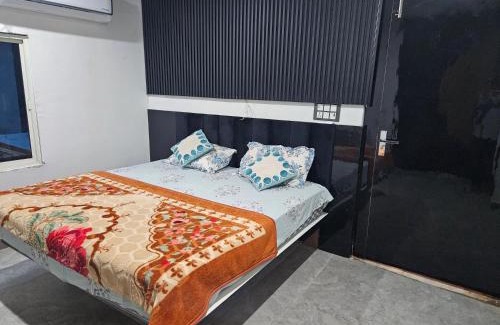 Orchha Apartment | Pet-Friendly Stay at Midnight Black by BnBGuys
