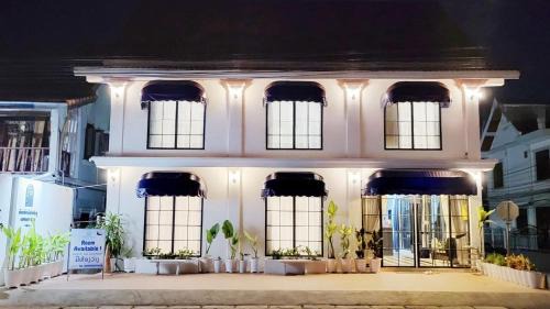 Luang Prabang Hotel | Budget-Friendly Midnight Blue Guesthouse: Child Friendly Retreat