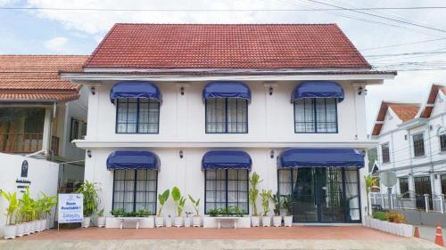 Luang Prabang Hotel | Budget-Friendly Midnight Blue Guesthouse: Child Friendly Retreat