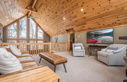 Waterfront Greens House | Discover Midnight Dip: Family-Friendly Retreat with Pool