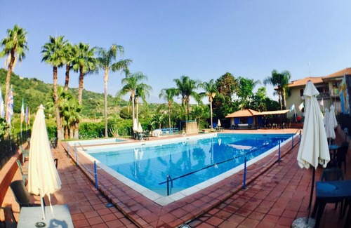 Santa Tecla House | Discover Midnight Holiday House: Family-Friendly Getaway