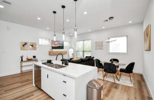 OST - South Union House | Midnight Reverie- Luxury Townhouse-Med Center DWTN