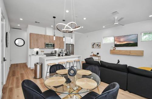 OST - South Union House | Midnight Reverie- Luxury Townhouse-Med Center DWTN