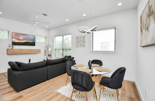 OST - South Union House | Midnight Reverie- Luxury Townhouse-Med Center DWTN