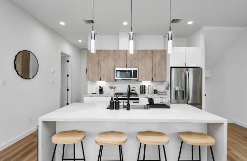 OST - South Union House | Midnight Reverie- Luxury Townhouse-Med Center DWTN