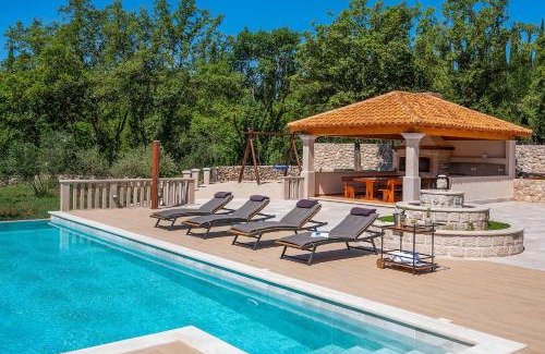 Cilipi Villa | Tranquil Midnight Serenity - A Child-Friendly 4-Star Retreat