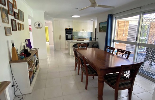 Urangan House | Midnight Splash In Urangan - Pet friendly