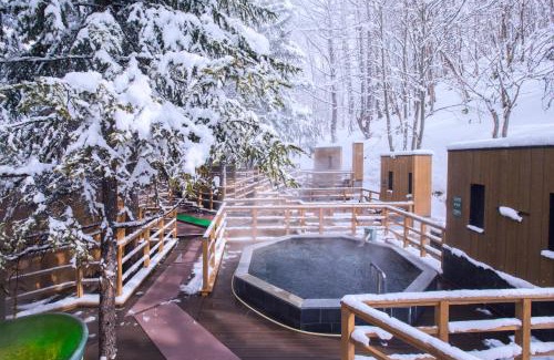 Kitayuzawa Onsen Hotel | Relax at Midorinokaze Resort Kitayuzawa with Hot Tub Access