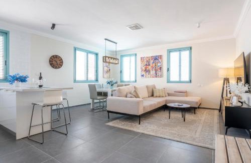 Zikhron Ya'aqov Apartment | Elegant Midrahov Apartment: Guest Rated 9.9 with Dining