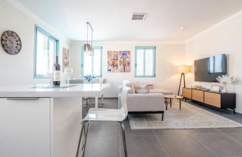 Zikhron Ya'aqov Apartment | Elegant Midrahov Apartment: Guest Rated 9.9 with Dining