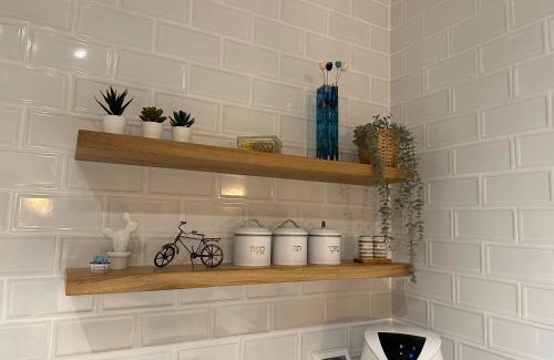 Zikhron Ya'aqov Apartment | Elegant Midrahov Apartment: Guest Rated 9.9 with Dining