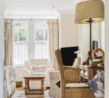 Oxford House | Discover Midsomer Cottage: Family-Friendly Victorian Retreat