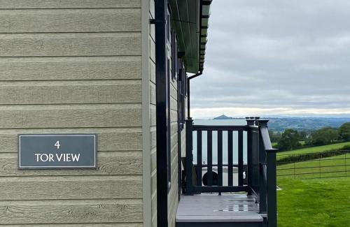 Shepton Mallet Resort | Guest Rated 10/10 at Midsomer Lodges - Family Friendly Retreat