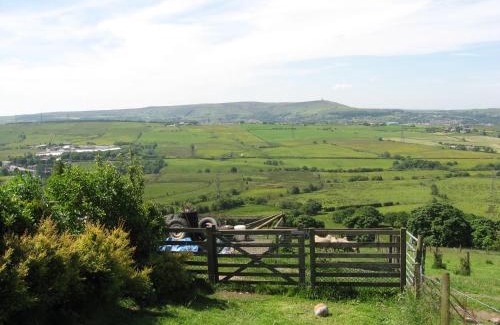 Belthorn House | Pet-Friendly Midsummer Barn with High Guest Ratings