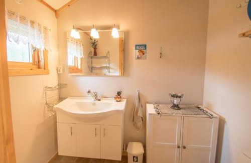 Lenvik Cabin | Discover Midt Troms Perle: Top-Rated with Hot Tub Access