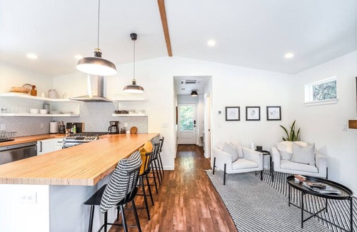 Orchard District Apartment | Lovely Midtown Retreat with Park View & Full Kitchen