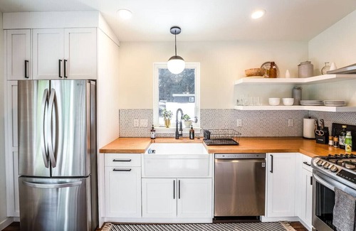 Orchard District Apartment | Lovely Midtown Retreat with Park View & Full Kitchen